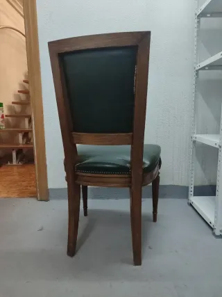 OFERTA Silla de madera tapizada en cuero verde
