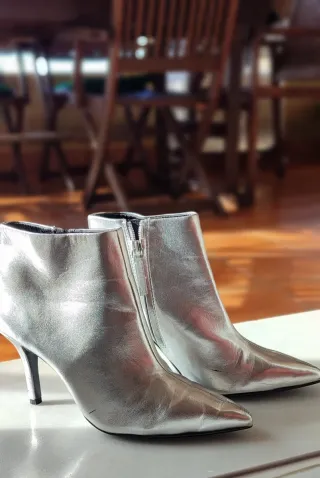 Botines de tacón plateados, rojos y fucsia p