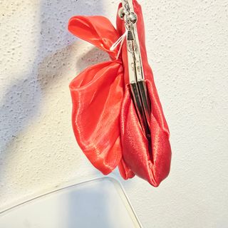 Bolso de fiesta rojo con lazo