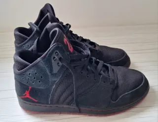 Zapatillas Jordan Negras y Rojas