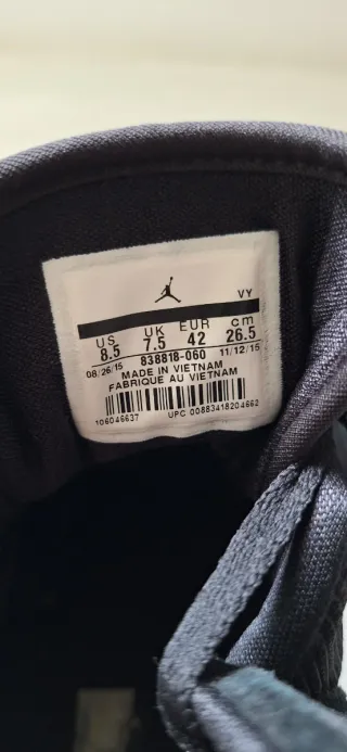 Zapatillas Jordan Negras y Rojas