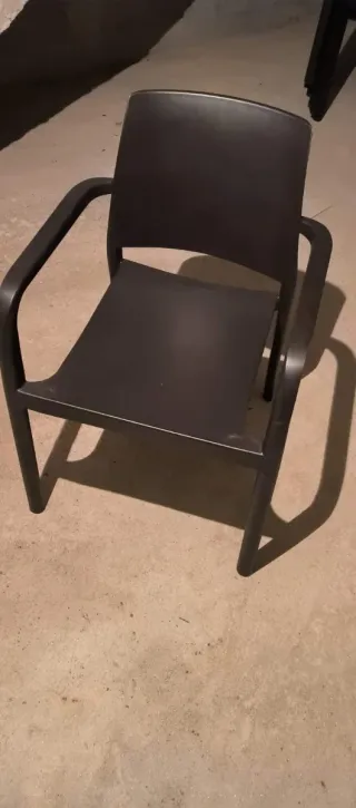 Silla de plástico negra apilable