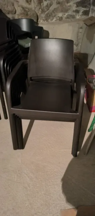 Silla de plástico negra apilable