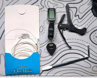 Accesorios para guitarra: cuerdas, capo, afinador