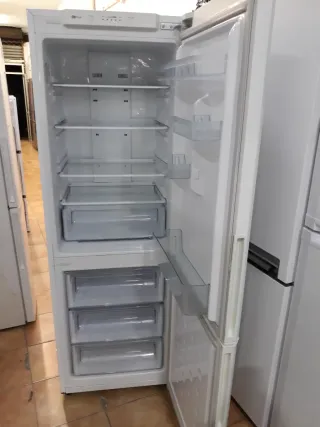 Nevera marca SAMSUNG altura 1:77 cm ancho 60cm cla