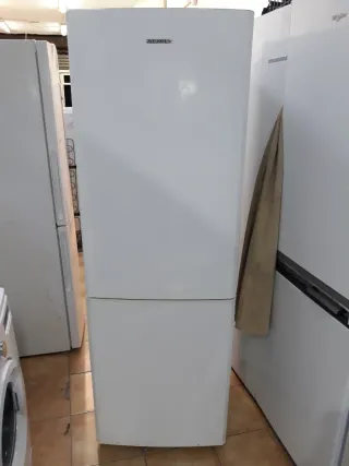 Nevera marca SAMSUNG altura 1:77 cm ancho 60cm cla
