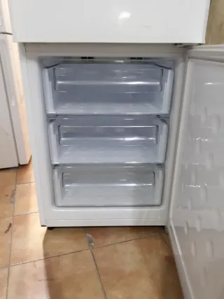 Nevera marca SAMSUNG altura 1:77 cm ancho 60cm cla