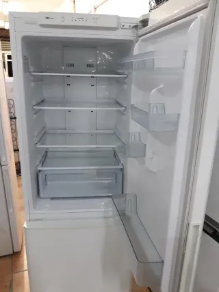 Nevera marca SAMSUNG altura 1:77 cm ancho 60cm cla