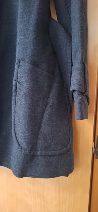 Chaquetón negro con cinturón