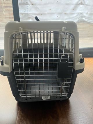 Transportín mediano para mascotas.