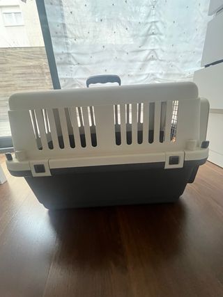 Transportín mediano para mascotas.
