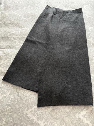 Falda gris