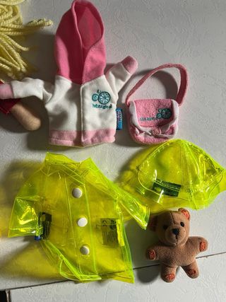 Vecchie bambole di pezza con accessori