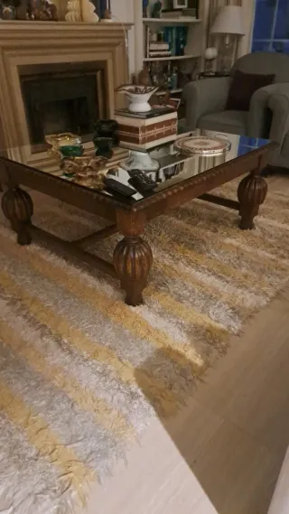 Mesa de centro antigua de madera y espejo.