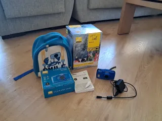 Cámara Nikon Coolpix W100 y mochila azul
