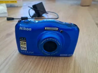 Cámara Nikon Coolpix W100 y mochila azul