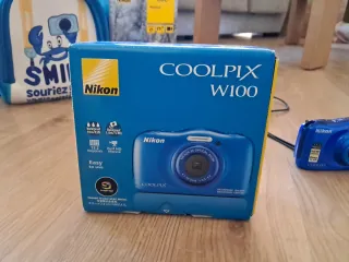 Cámara Nikon Coolpix W100 y mochila azul