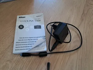 Cámara Nikon Coolpix W100 y mochila azul