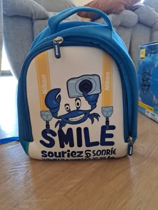 Cámara Nikon Coolpix W100 y mochila azul