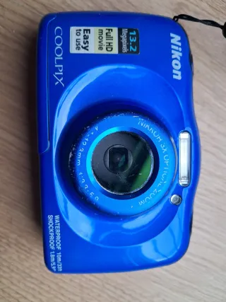 Cámara Nikon Coolpix W100 y mochila azul