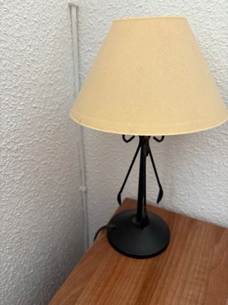 Lámpara de mesa beige y negra
