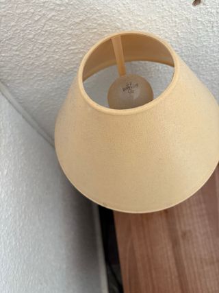 Lámpara de mesa beige y negra