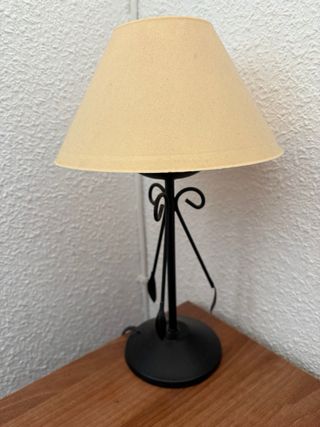 Lámpara de mesa beige y negra