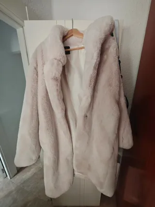 Abrigo pelo Bershka L beige suave