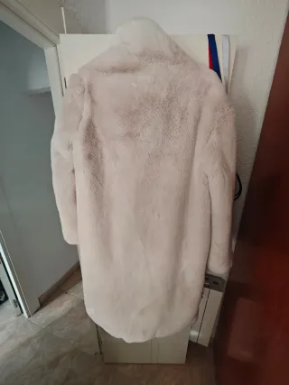 Abrigo pelo Bershka L beige suave