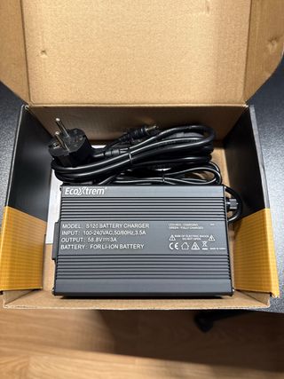 Patinete Eléctrico Ecoxtrem M41 2000W y accesorio.