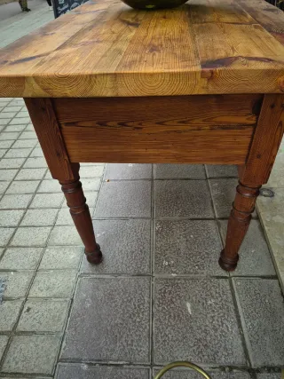 Mesa antigua de madera con cajón