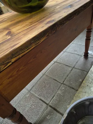 Mesa antigua de madera con cajón