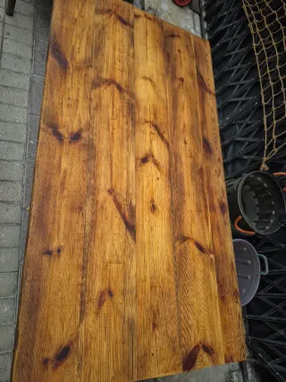 Mesa antigua de madera con cajón