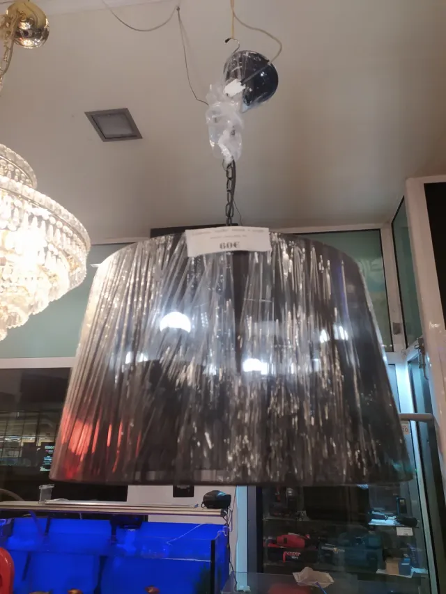 Lámpara de araña negra con pantalla