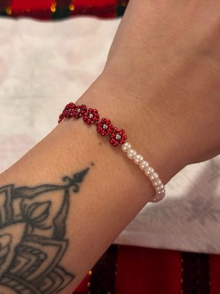 Braccialetto fiori rossi e perle bianche