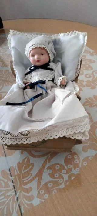 Bebé de porcelana en cunita