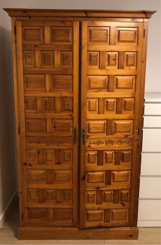 Armadio vintage in legno massello