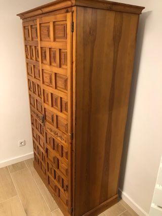 Armadio vintage in legno massello