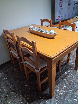 Mesa de comedor y 4 sillas de madera