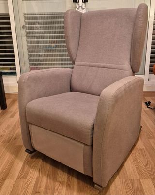 Sillón de lactancia gris