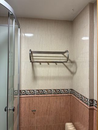 Estantería de baño metálica