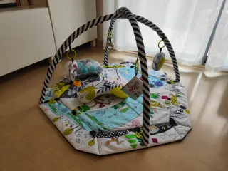 Gimnasio para bebés con arco y juguetes