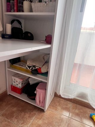 Escritorio blanco con estantería