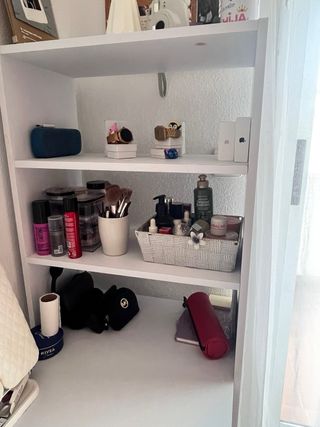 Escritorio blanco con estantería