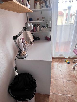 Escritorio blanco con estantería