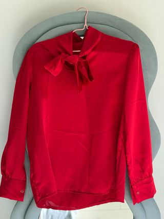Blusa rossa con fiocco