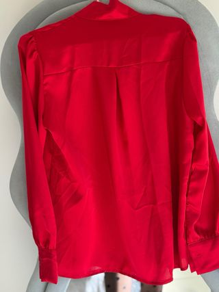 Blusa rossa con fiocco