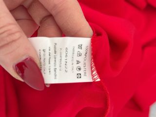 Blusa rossa con fiocco