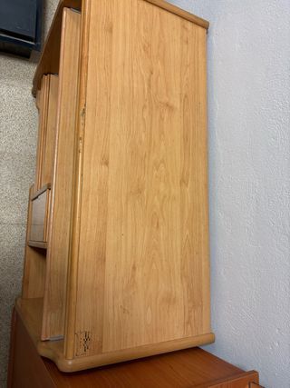 Escritorio de madera con bandeja