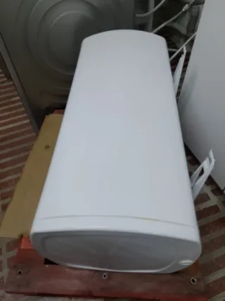 Calentador de agua eléctrico blanco
